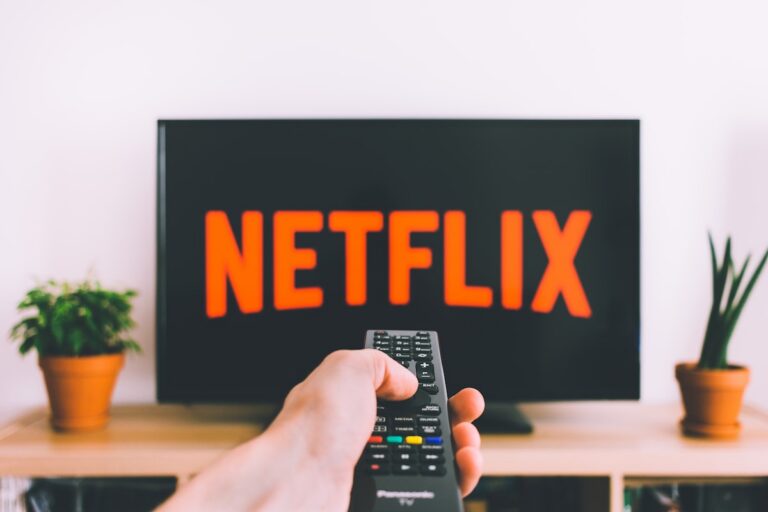 Co obejrzeć na Netflix z dziewczyną? 15 filmów na romantyczny wieczór 2026