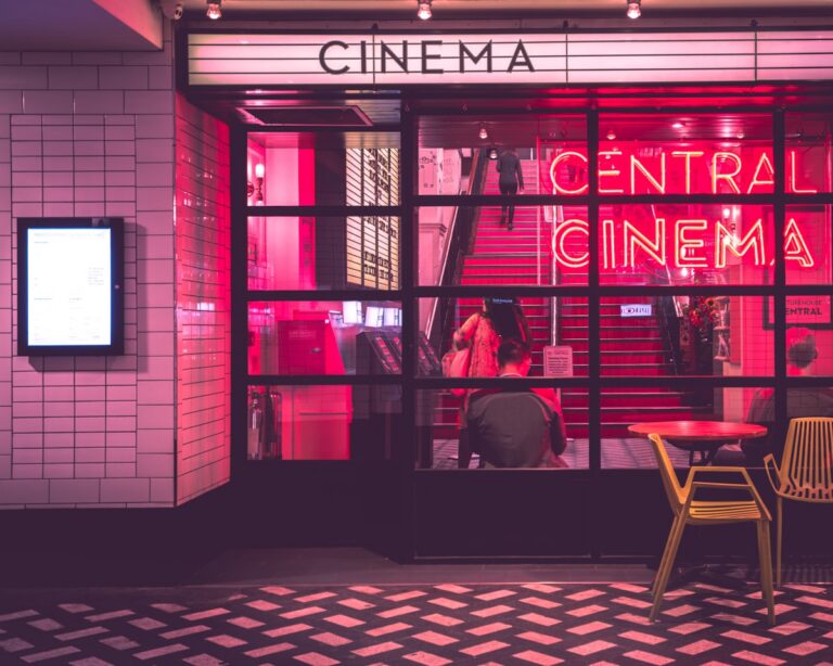 Filmy familijne na weekend – 18 propozycji co obejrzeć z dziećmi w 2025