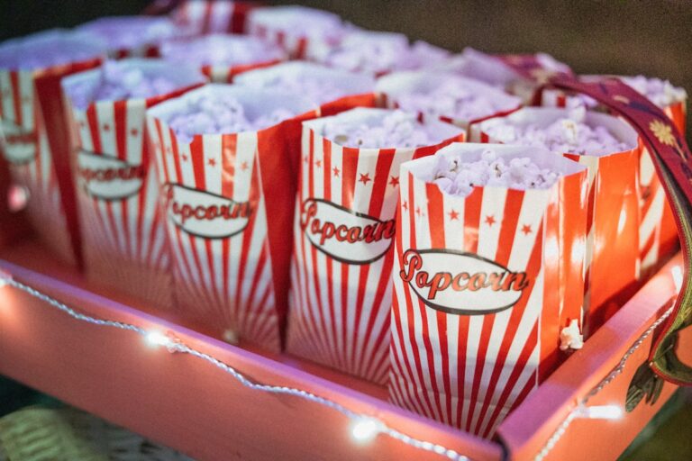 Seriale które wciągają od pierwszego odcinka – 12 produkcji na binge-watching 2025